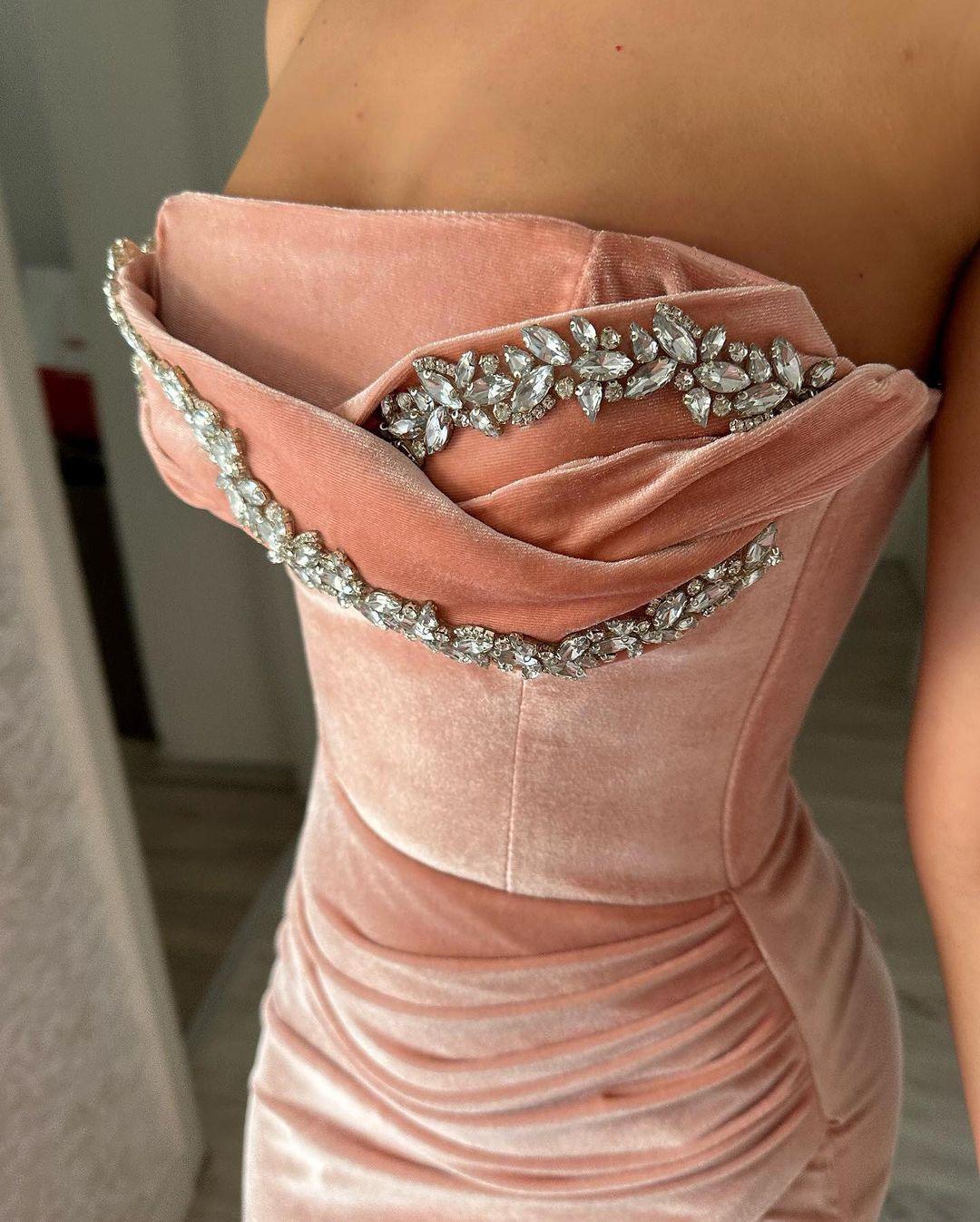 Wunderschönes, sexy, ärmelloses Meerjungfrau-Ballkleid mit Kristallen und Schlitz