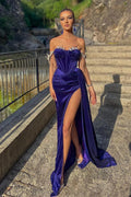 Hermoso vestido de fiesta de sirena con abertura frontal y hombros descubiertos con purpurina