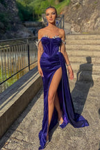 Hermoso vestido de fiesta de sirena con abertura frontal y hombros descubiertos con purpurina