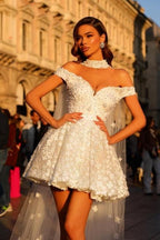Hermoso vestido de fiesta corto blanco con hombros descubiertos y encaje con perlas