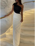 Vestido de noche negro con corte tubo, elegante, formal, largo hasta el suelo, sin mangas, un hombro, de satén con flores.