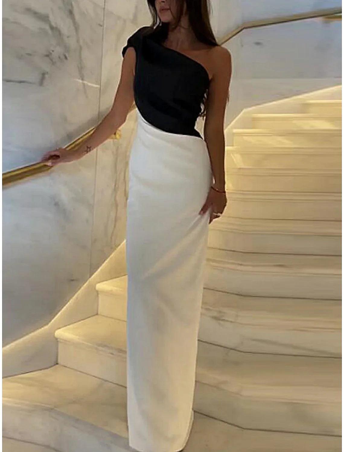 Vestido de noche negro con corte tubo, elegante, formal, largo hasta el suelo, sin mangas, un hombro, de satén con flores.