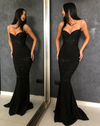 Vestido de fiesta negro con tirantes finos, espalda abierta y lentejuelas