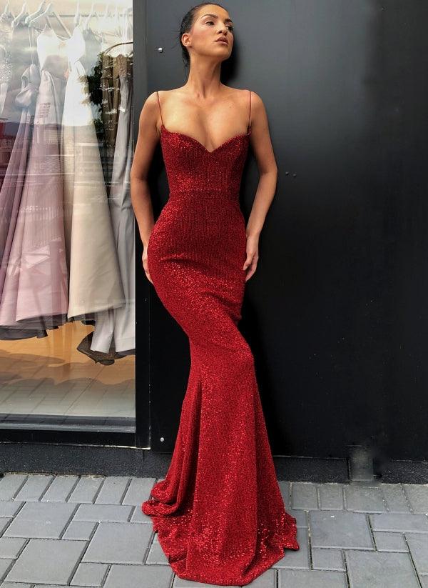Vestido de fiesta negro con tirantes finos, espalda abierta y lentejuelas
