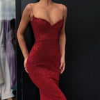 Vestido de fiesta negro con tirantes finos, espalda abierta y lentejuelas
