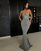 Vestido de fiesta negro con tirantes finos, espalda abierta y lentejuelas