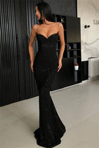 Vestido de fiesta negro con tirantes finos, espalda abierta y lentejuelas