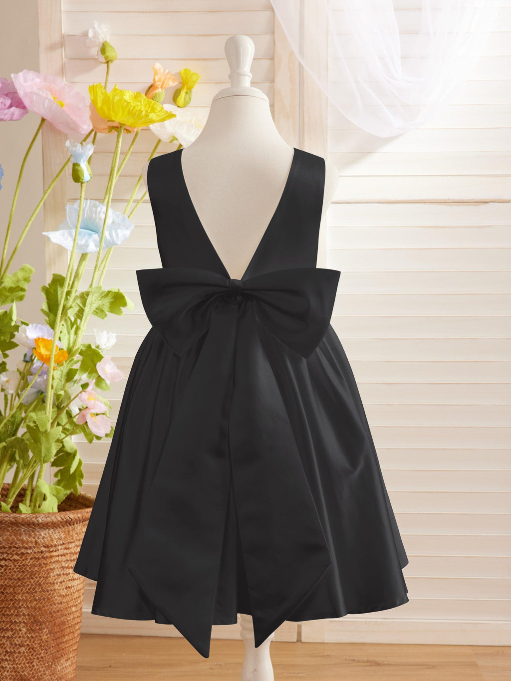 Elegante vestido de niña de las flores de satén con escote en V, corte A y lazo hasta la rodilla 