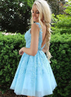 Vestidos de fiesta cortos de tul con apliques azules, sin mangas y con cuentas