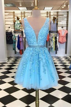 Vestidos de fiesta cortos de tul con apliques azules, sin mangas y con cuentas