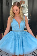 Vestidos de fiesta cortos de tul con apliques azules, sin mangas y con cuentas