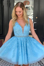 Vestidos de fiesta cortos de tul con apliques azules, sin mangas y con cuentas