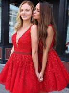 Vestidos de fiesta cortos de tul con apliques azules, sin mangas y con cuentas