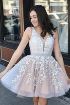 Vestidos de fiesta cortos de tul con apliques azules, sin mangas y con cuentas