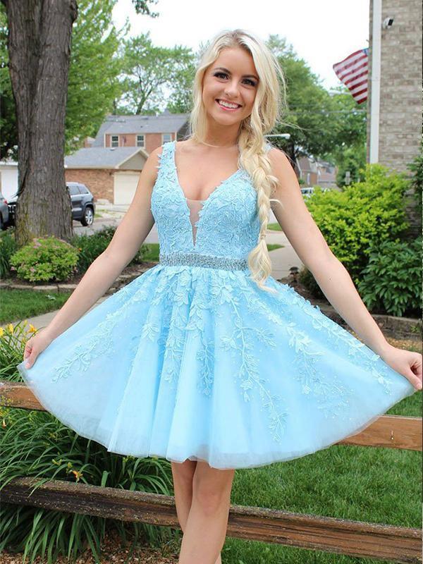 Vestidos de fiesta cortos de tul con apliques azules, sin mangas y con cuentas