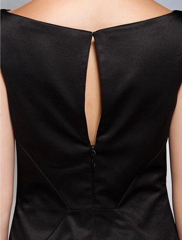 Etuikleid / Säulenkleid Partykleid Hochzeitsgast Knielang Ärmellos Bateau-Ausschnitt Satin mit Falten