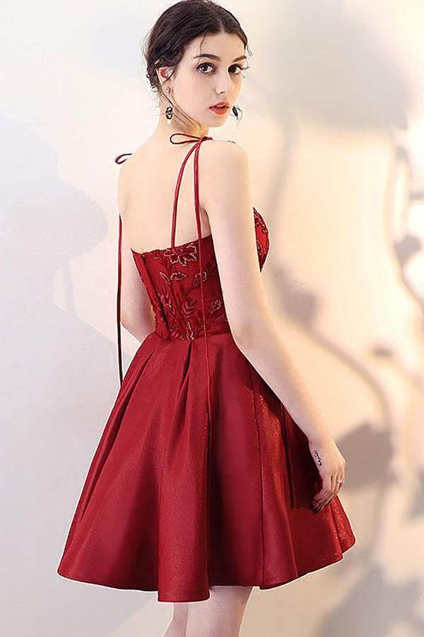 Vestido de fiesta corto de encaje con escote en V color burdeos