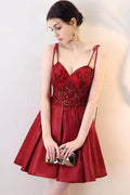 Vestido de fiesta corto de encaje con escote en V color burdeos