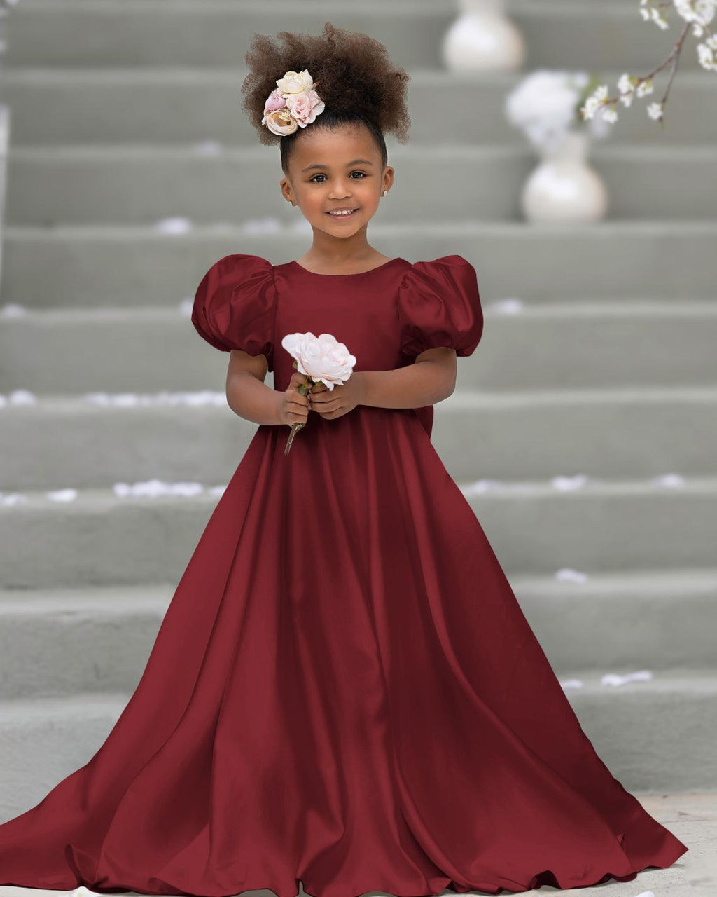Kleid für Blumenmädchen mit Puffärmeln, Schleife, Knopfleiste hinten und Schleppe 
