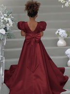Kleid für Blumenmädchen mit Puffärmeln, Schleife, Knopfleiste hinten und Schleppe 