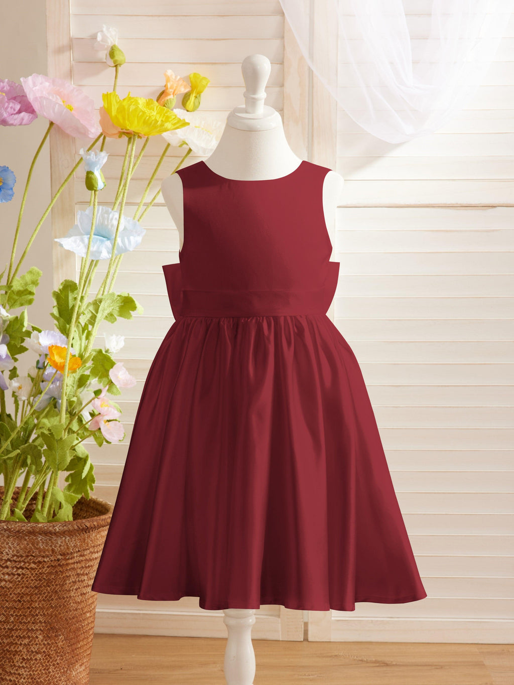 Elegante vestido de niña de las flores de satén con escote en V, corte A y lazo hasta la rodilla 