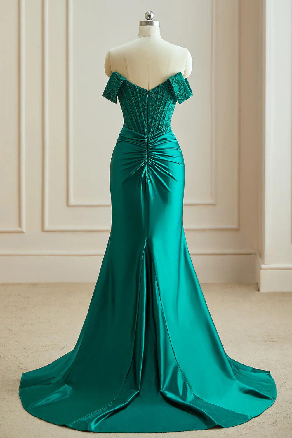 Schulterfreies Ballkleid aus Satin mit Schlitz