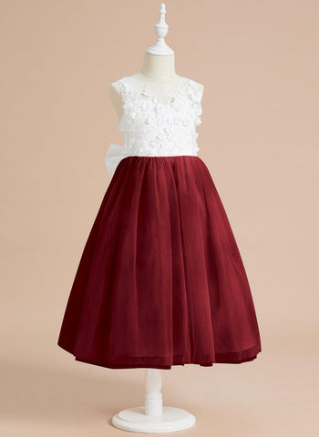 Wadenlanges Kleid aus floraler Spitze mit großer Schleife 