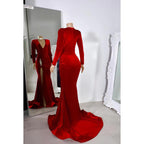 Vestido de noche de corte sirena con escote en V, mangas largas y abertura lateral con pedrería
