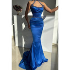 Einzigartiges Neckholder-Abendkleid im Meerjungfrau-Stil mit Kristallsatin