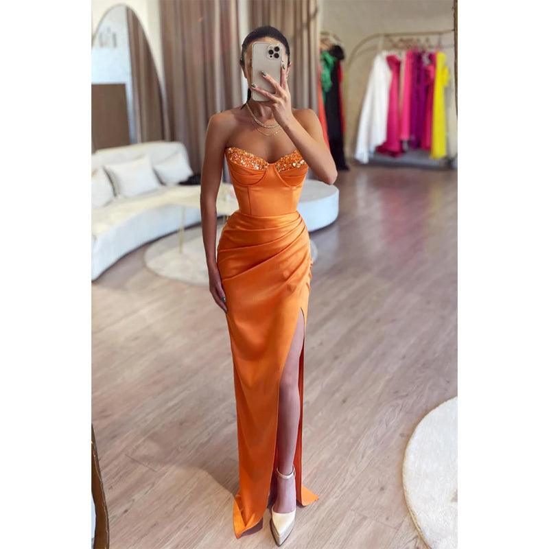 Vestido largo formal de fiesta con escote en forma de corazón, de satén, plisado y abertura 