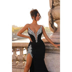 Vestido de fiesta largo de satén negro con escote en V, plisado y cuentas, con aberturas.