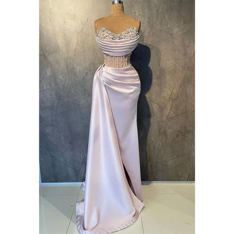 Vestido de noche largo con ilusión de cuentas y escote sin tirantes 