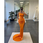 Vestido de fiesta largo con pliegues y abertura alta sin tirantes 
