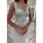 Vestido de fiesta largo de sirena de satén con cuentas y escote en forma de corazón con abertura