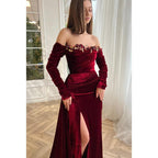 Elegante vestido de fiesta rojo con hombros descubiertos, mangas largas, fruncido y abertura con flores