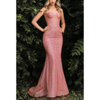 Vestido de noche largo de sirena con tirantes finos y lentejuelas y escote en forma de corazón