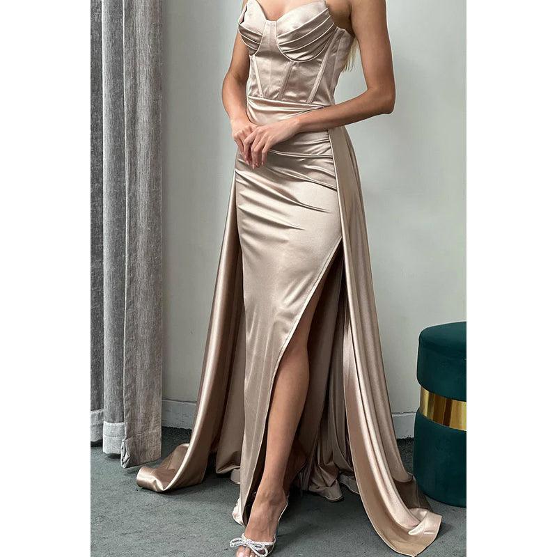 Vestido formal de noche de graduación sin mangas con escote corazón, satén plisado y corte tubo/columna