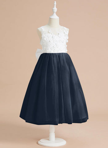 Wadenlanges Kleid aus floraler Spitze mit großer Schleife 