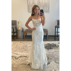 Vestido de fiesta largo de tul con tirantes finos y apliques de encaje