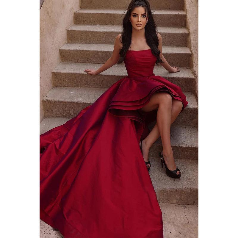 Vestido de fiesta burdeos de corte alto y bajo sin tirantes
