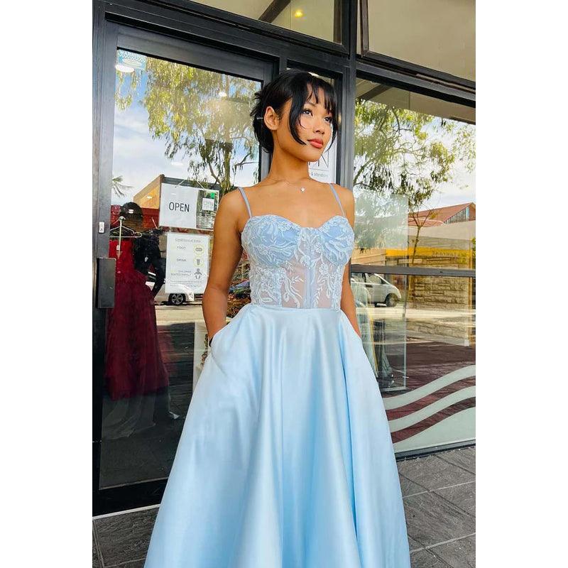 Vestido de fiesta de corte A con escote en forma de corazón, tirantes finos y apliques de encaje