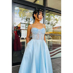 Vestido de fiesta de corte A con escote en forma de corazón, tirantes finos y apliques de encaje