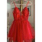 Vestido de fiesta con escote en V pronunciado, apliques de tul rojo y falda desmontable. 