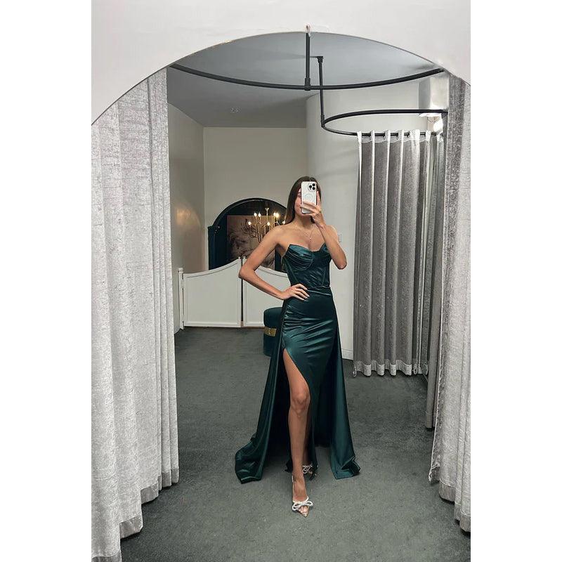 Vestido formal de noche de graduación sin mangas con escote corazón, satén plisado y corte tubo/columna