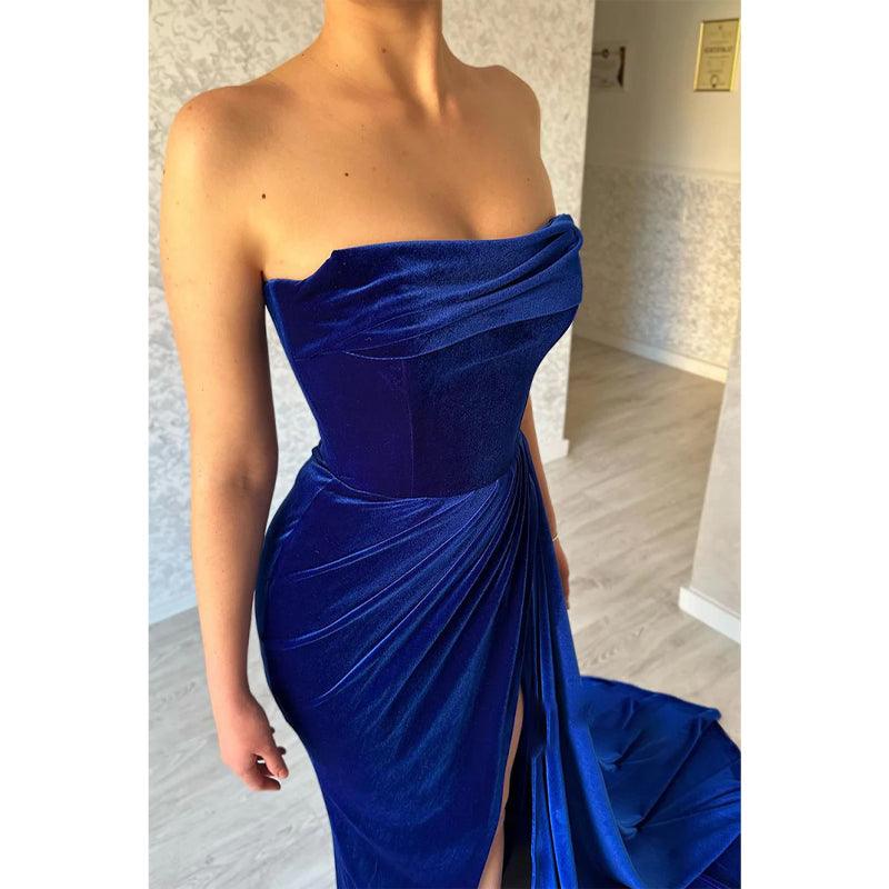 Vestido de fiesta azul real sin tirantes de terciopelo plisado con cola larga y abertura sexy 