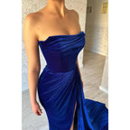 Vestido de fiesta azul real sin tirantes de terciopelo plisado con cola larga y abertura sexy 