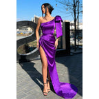 Vestido de fiesta morado único con un hombro plisado y abertura 