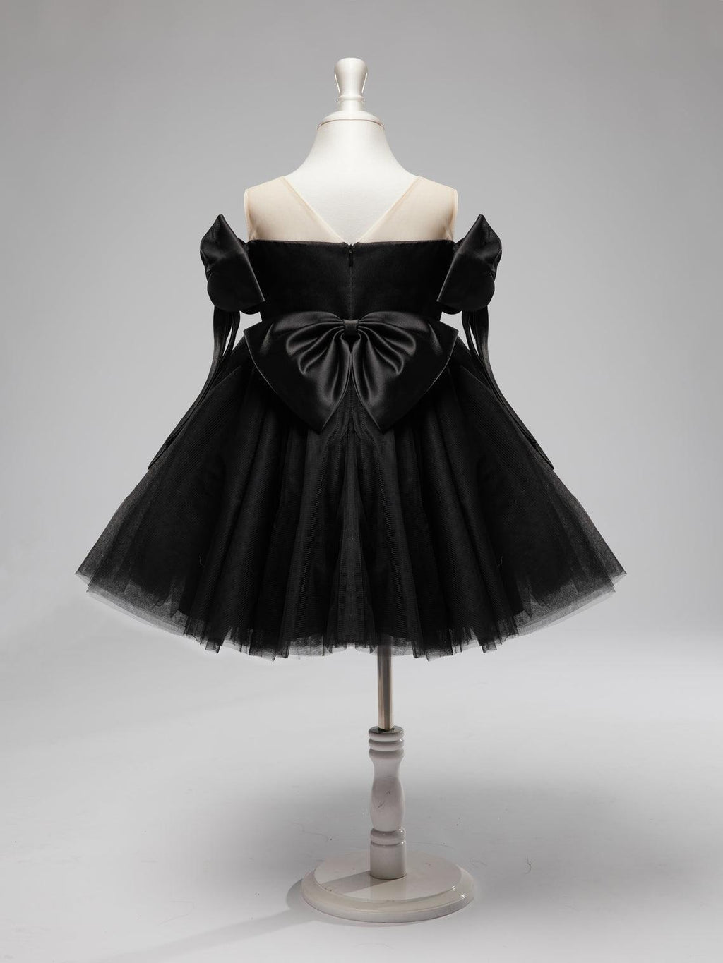 Vestido de tul negro hasta la rodilla con hombros descubiertos para niña 