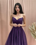 bezauberndes a-linie trägerloses ärmelloses pailletten satin ballkleid