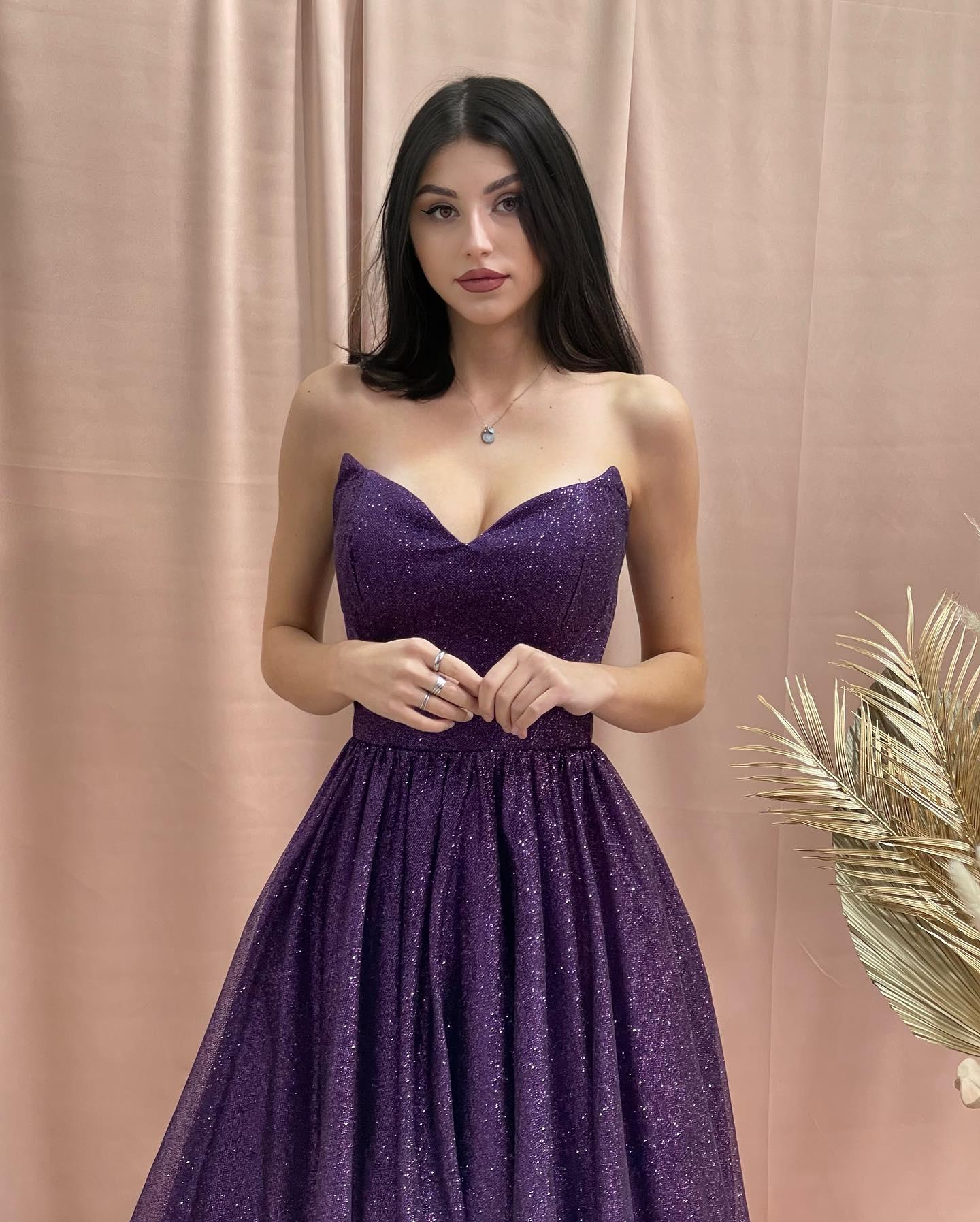 bezauberndes a-linie trägerloses ärmelloses pailletten satin ballkleid